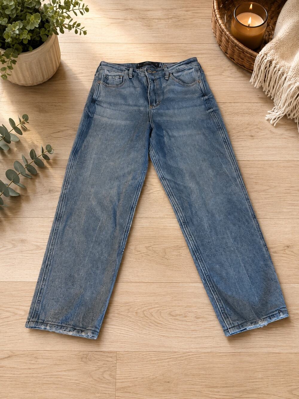 Hollister Women’s Ultra High-Rise Mom Jeans W28 L25 Light Wash Distressed Hem